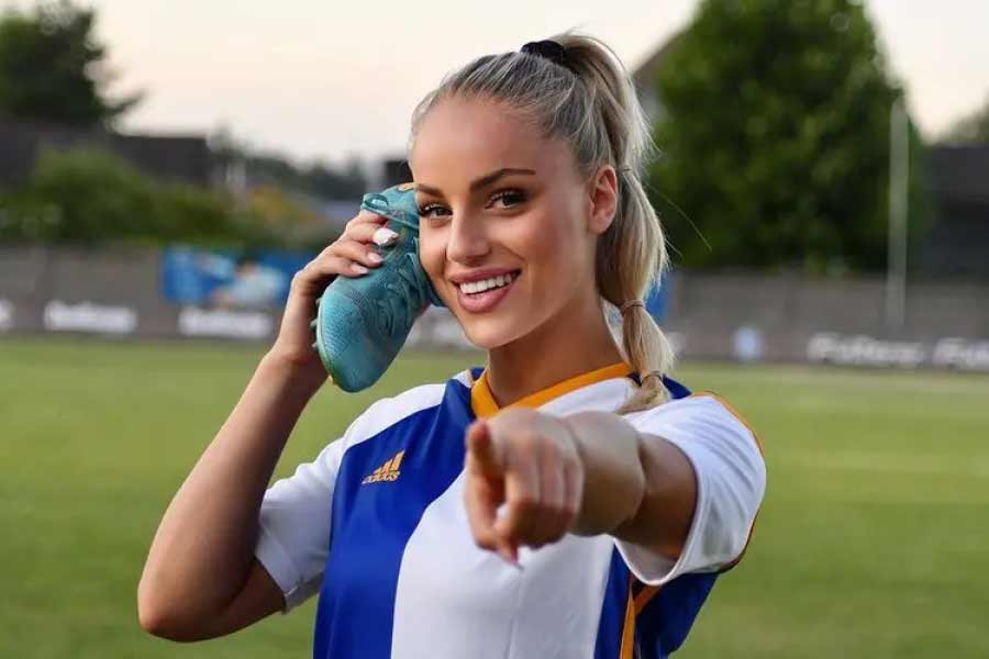 আনার সব থেকে প্রিয় ফুটবলার হলেন ক্রিশ্চিয়ানো রোনাল্ডো। জনপ্রিয়তার জন্য নয়, বরং ফুটবলের প্রতি রোনাল্ডোর নিষ্ঠাই টানে তাঁকে। তিনিও রোনাল্ডোর পথেই হাঁটতে চান। সাফল্য পেতে চান।