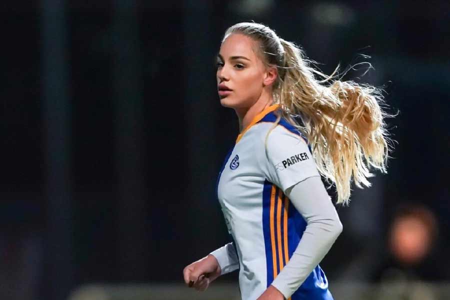 আনার জন্ম ১৯৯৯ সালের ৯ নভেম্বর। ক্রোয়েশিয়ায়। এখন ক্রোয়েশিয়ার জাতীয় দলের হয়েই খেলেন তিনি। সুইৎজারল্যান্ডের উওমেন’স সুপার লিগ ক্লাবের হয়ে খেলেন তিনি।