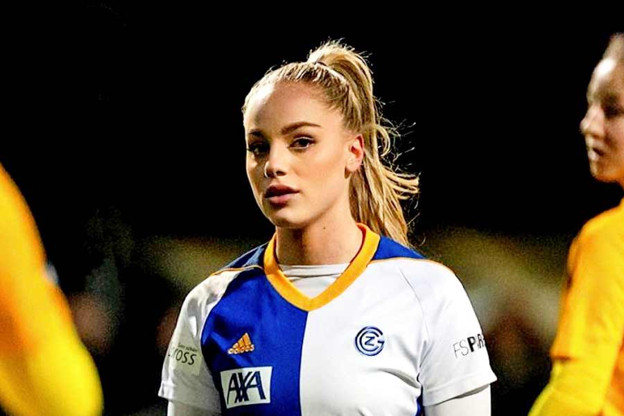 এ হেন সুন্দরী আনার কি কোনও বয়ফ্রেন্ড নেই? তা-ও কি হয়? সেই নিয়ে কানাঘুষো নেহাত কম নেই। জল্পনা, যাঁকে তিনি আদর্শ মানেন, সেই ক্রিশ্চিয়ানো রোনাল্ডোর সঙ্গে নাকি সম্পর্ক রয়েছে আনার। দু’জনে ইতিউতি দেখাও করেন।