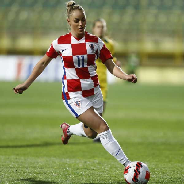 বয়স মাত্র ২২। এর মধ্যেই সুইৎজারল্যান্ডে কিনেছেন নিজের বাড়ি। রয়েছে মার্সিডিজ গাড়ি। তাঁর মোট সম্পত্তির পরিমাণ ৮ লক্ষ ডলার। ভারতীয় মুদ্রায় ৬ কোটি ৪৯ লক্ষ ৫৩ হাজার ৭২০ টাকা।