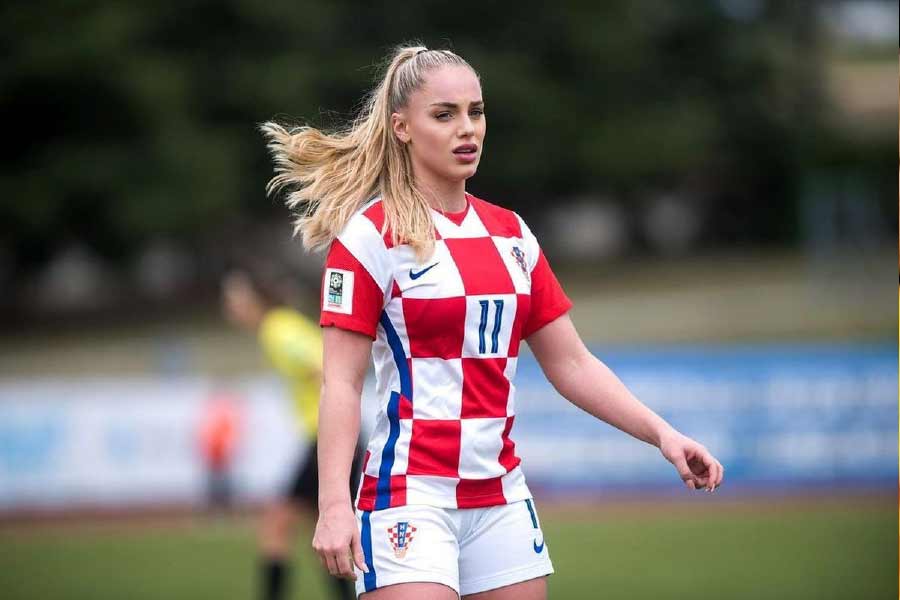 তবে ফুটবলার আনার লক্ষ্য অর্থ, যশ নয়। বরং ইচ্ছা তাঁর একটাই। ভবিষ্যতের ফুটবলারদের কাছে ‘আদর্শ’ হতে চান তিনি।