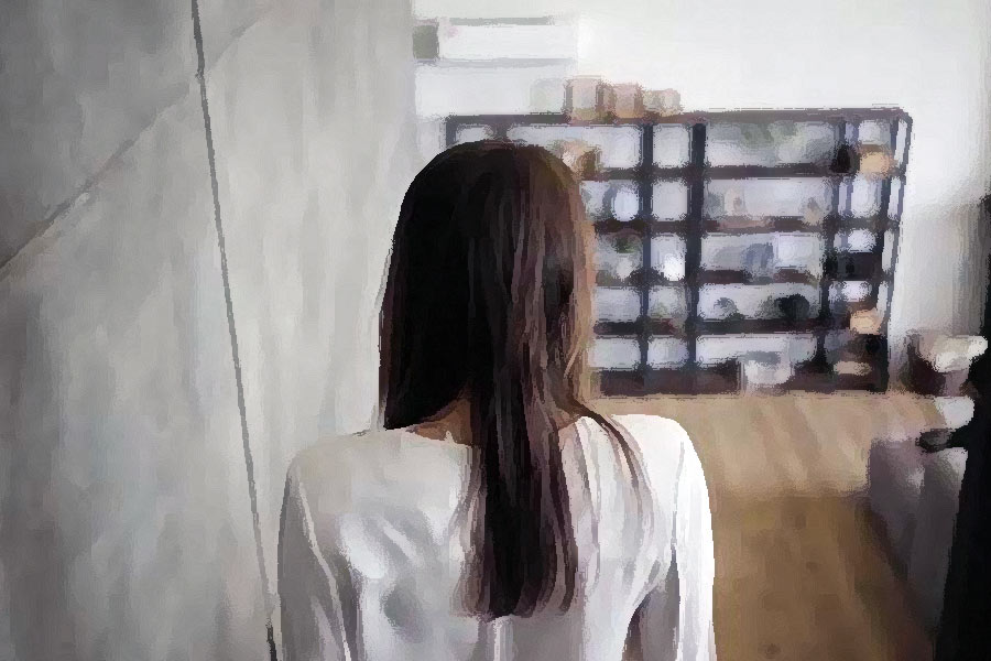 রান্নাঘরে ঢুকতেই রিভেটকে পাইপ দিয়ে মারতে শুরু করেন লুকান। যত ক্ষণ রিভেট পুরোপুরি নিথর হয়ে পড়ছেন, তত ক্ষণ পর্যন্ত থামেননি। রান্নাঘরেই লুটিয়ে পড়েন লুকানের সন্তানদের দেখভালকারী পরিচারিকা।