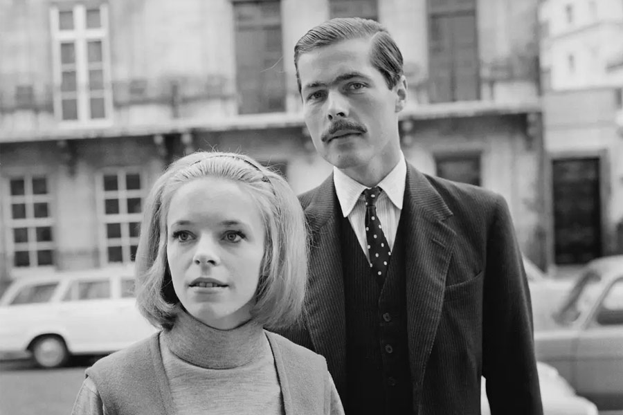 লুকানকে তাঁর স্ত্রী প্রথমে সাহায্যের আশ্বাস দেন। যে খুন তিনি করেছেন, তার দায় এড়াতে, পুলিশের চোখকে ফাঁকি দিতে তিনি তাঁকে সাহায্য করবেন, এই আশ্বাস দিয়ে ভেরোনিকা লুকানকে ঘরে নিয়ে যান। তার পর লুকান শৌচালয়ে গেলে তিনি বাড়ি থেকে পালিয়ে আসেন। তাঁদের তিন সন্তান ওই বাড়িতেই তখন ঘুমোচ্ছিল।