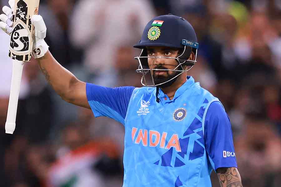 লোকেশ রাহুল: পর পর দু’টি ম্যাচে অর্ধশতরান। রাহুল ছন্দে ফিরে এসেছেন বলেই মনে করা হচ্ছে। সেমিফাইনালে ভারতের হয়ে ওপেন করতে দেখা যাবে তাঁকেই। এ বারের টি-টোয়েন্টি বিশ্বকাপের গ্রুপ পর্বে ৫ ম্যাচে তাঁর সংগ্রহ ১২৩ রান।