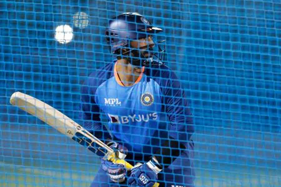 দীনেশ কার্তিক: শেষ ম্যাচে ঋষভ পন্থকে খেলালেও তিনি রান পাননি। গোটা প্রতিযোগিতায় কার্তিকের উপর ভরসা করার পর সেমিফাইনালে হঠাৎ পন্থকে নামিয়ে দেওয়া হবে বলে মনে করা হচ্ছে না। নেটেও কার্তিককে পরিশ্রম করতে দেখা গিয়েছে। সেমিফাইনালে তাঁর দিকেই পাল্লা ভারী হতে পারে।