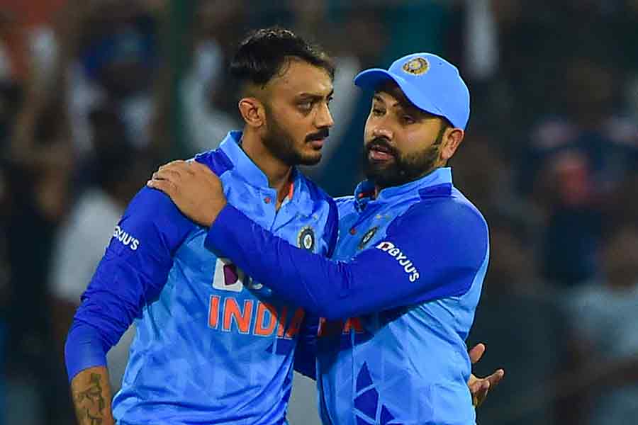 অক্ষর পটেল: রবীন্দ্র জাডেজা সুস্থ থাকলে তিনি হয়তো সুযোগই পেতেন না। কিন্তু সেমিফাইনালে ভারতীয় দলের গুরুত্বপূর্ণ সদস্য হয়ে উঠতে পারেন অক্ষর। তাঁর স্পিনের সঙ্গে ব্যাট করার ক্ষমতা ভারতের ব্যাটিং গভীরতা বাড়ায়।