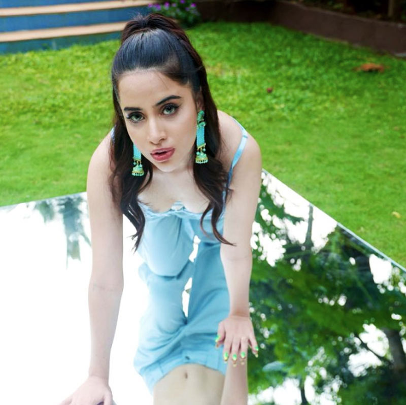 পোশাক নিয়ে বিতর্ক মানেই উরফি জাভেদ। বলিউডের সব অভিনেত্রীকে ছাপিয়ে উরফি ‘একাই একশো’। বিচিত্র সব পোশাক পরে খবরের শিরোনামে থাকেন তিনি।  