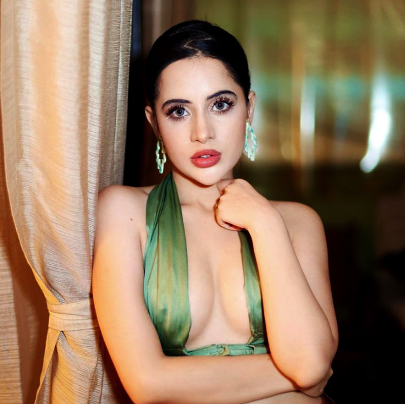 এমনকি, আত্মীয়রাও কথা শোনাতে ছাড়েননি উরফিকে। তাঁর কথায়, ‘‘অনেকেই আমাকে পর্ন ছবির তারকা ভাবতেন। আমার ব্যাঙ্ক অ্যাকাউন্টের খুঁটিনাটিও দেখতে চেয়েছিলেন তাঁরা। আমার অ্যাকাউন্টে কোটি কোটি টাকা থাকবে বলে সন্দেহ প্রকাশ করা হয়েছিল।’’