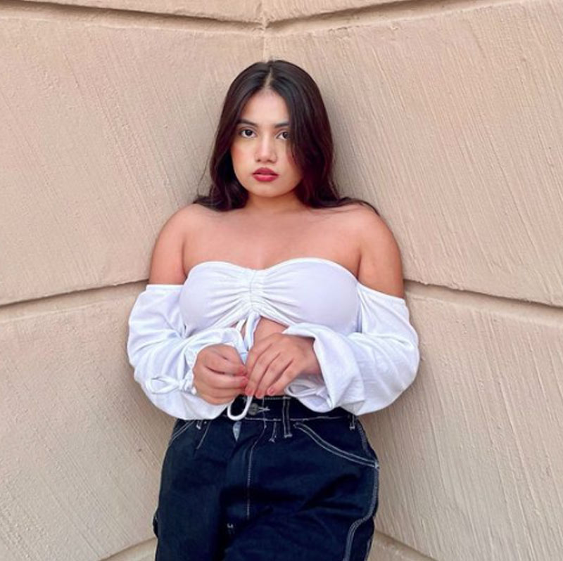 উরফির এক বোন ডলি জাভেদ। দিদির মতো তাঁর অনুরাগী সংখ্যাও নেহাত কম নয়।