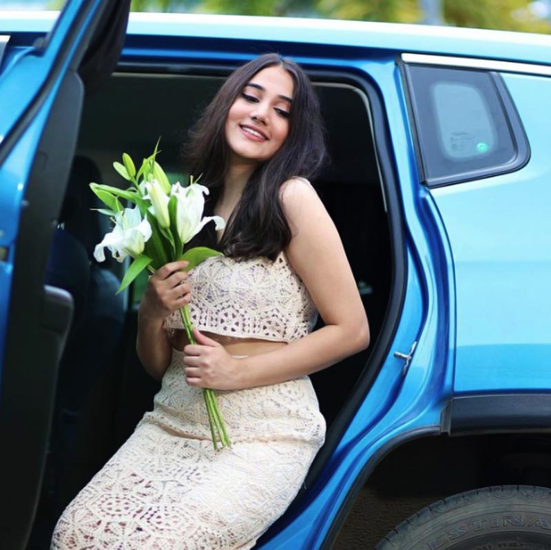 ইনস্টাগ্রাম ব্লগার তিনি। সাহসী পোশাকের সঙ্গে লেহঙ্গা, চুড়িদারেও দেখা যায় তাঁকে। 