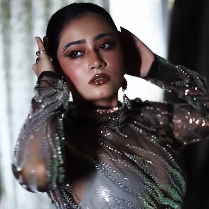 এই ছবি দেখার পর নেটব্যবহারকারীদের কেউ কেউ বলেছেন, ‘‘বোন যে পথে হাঁটছে, তুমিও সেই পথে হাঁটা শুরু করেছ।’’