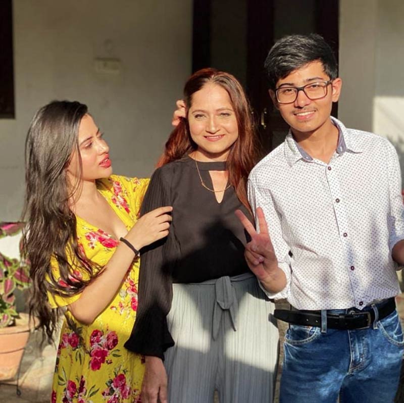 ইনস্টাগ্রামে রয়েছেন উরফির মা জাকিয়া সুলতানাও। মাঝেমধ্যেই ছেলেমেয়েদের সঙ্গে সমাজমাধ্যমে ছবি দিতে দেখা যায় তাঁকে।