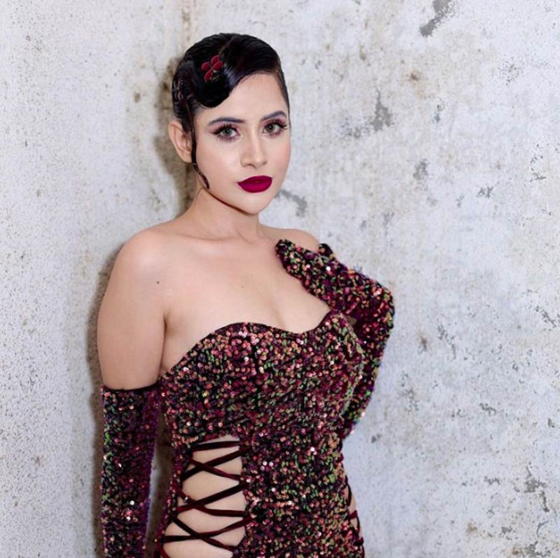 পরিবারের সকলের সঙ্গে যোগাযোগ থাকলেও বাবার সঙ্গে কোনও সম্পর্ক নেই, এক সাক্ষাৎকারে জানান উরফি।