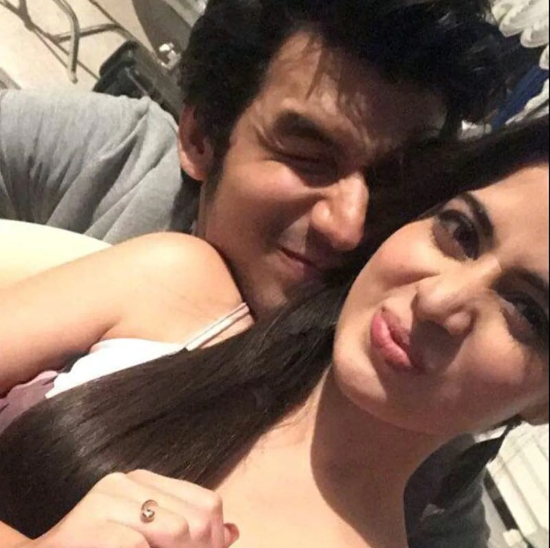 উরফির দাবি, “ও তো পুরো বাচ্চা! আমার মন পাওয়ার জন্য কী না করেছে! আমি সম্পর্ক থেকে বেরিয়ে আসার পরও তিনখানা ট্যাটু করিয়েছিল আমার নামে। সম্পর্ক ভাঙার পর এমন কে করে?” এক মাসের মধ্যেই সম্পর্ক থেকে বেরিয়ে এসেছিলেন উরফি।