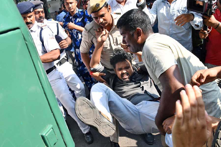 প্রিজ়ন ভ্যানের তলায় শুয়ে চাকরিপ্রার্থীরা! এক্সাইড মোড়ে পুলিশের সঙ্গে ব্যাপক ধস্তাধস্তি