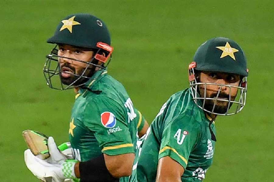 সরাসরি: ১৫৩ রান তাড়া করতে নেমে বাবর-রিজ়ওয়ানের দাপটে দুর্দান্ত শুরু পাকিস্তানের  