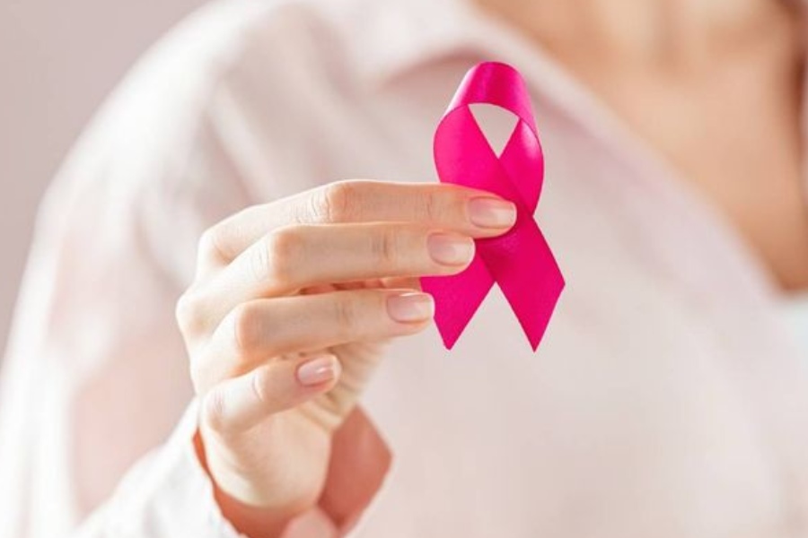 ম্যামোগ্রাম ও বায়োপ্সি পরীক্ষাতেই ক্যানসার ধরা পড়ে রেবেকার।