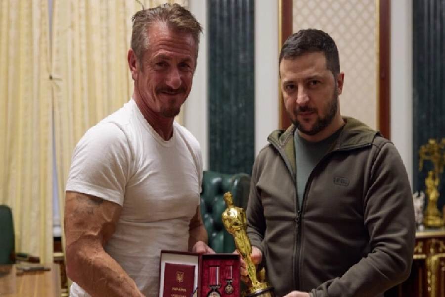 দক্ষ অভিনেতার হওয়ার পাশাপাশি শন পেন রাজনৈতিক ভাবেও যথেষ্ট সচেতন।