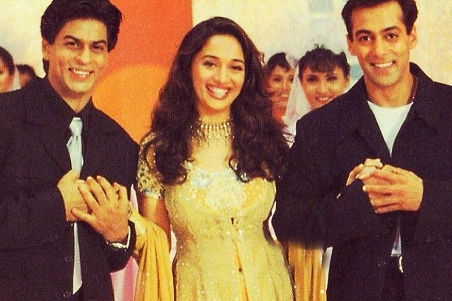 যে ছবিতে শাহরুখ, সলমন এবং মাধুরী একসঙ্গে অভিনয় করবেন, সেই ছবি যে হিট করবে সে বিষয়ে নিশ্চিত ছিল প্রযোজক সংস্থা।