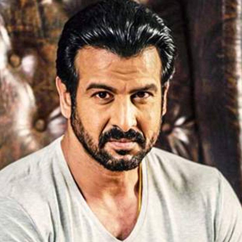 সলমনের প্রস্তাবেও রাজি হননি তিনি। অভিনেতার প্রস্তাব যখন সুভাষ খারিজ করে দেন তখন রণিত রায় ভেবেছিলেন, তাঁকে এই চরিত্রে অভিনয় করার জন্য অনুরোধ করবেন পরিচালক।