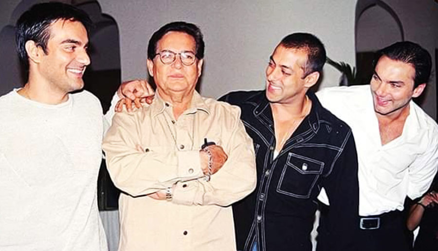 খান পরিবার। হিন্দি সিনেমা জগতকে বহু বছর ধরে একের পর এক হিট ছবি উপহার দিয়ে চলেছেন সেলিম খান এবং তাঁর তিন পুত্র। একের পর এক হিট ছবি দর্শকদের উপহার দিয়ে চলেছেন তাঁরা। এ বার বলিউডে পা রাখতে চলেছেন সেলিমের নাতি আরহান।