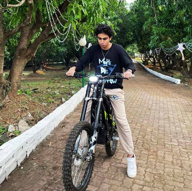 ছোট থেকেই আরহান দেখে এসেছেন,অভিনয়, পরিচালনা এবং প্রযোজনার কাজে কতটা দক্ষ তাঁর পরিবারের সদস্যরা।