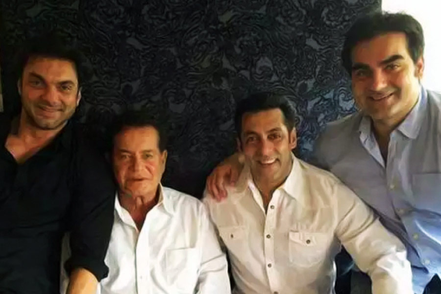 তবে জনপ্রিয়তার মাপকাঠিতে সেলিম-পুত্রদের মধ্যে এক নম্বরে রয়েছেন সলমন খান। অ্যাকশন হোক অথবা রোম্যান্স ঘরানার ছবি— প্রতিটি চরিত্র পর্দায় দুর্ধর্ষ ভাবে ফুটিয়ে তোলেন ‘ভাইজান’।