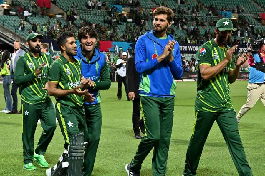 নিউজ়িল্যান্ডকে হারিয়ে টি-২০ বিশ্বকাপের ফাইনালে পৌঁছে গিয়েছে পাকিস্তান। ব্যাটে, বলে বাবর আজ়মদের দুরন্ত প্রদর্শন দেখে মুগ্ধ ক্রিকেটপ্রেমীরা। বৃহস্পতিবারের সেমিফাইনাল জয়ী দলের সঙ্গে ফাইনালে মুখোমুখি হবেন বাবররা।
