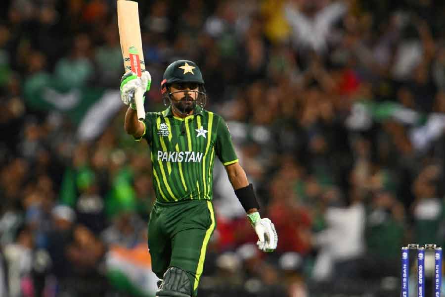 বাবর আজ়ম— নিউজ়িল্যান্ডের ১৫৩ রান তাড়া করতে নেমে পাক অধিনায়ক ইনিংসের শুরু থেকেই চালিয়ে খেলেছেন। ৪২ বলে ৫৩ রান করে তিনি যখন সাজঘরে ফিরছেন, পাকিস্তানের স্কোরবোর্ডে তখন ১০৫ রান। বিপক্ষের হাত থেকে ম্যাচ তখনই ফসকে গিয়েছে। ৭টি বাউন্ডারিতে সাজানো বাবরের সেমিফাইনালের ইনিংস। দলকে সামনে থেকে নেতৃত্ব দিয়েছেন। তাঁর প্রাপ্য নম্বর ৮।