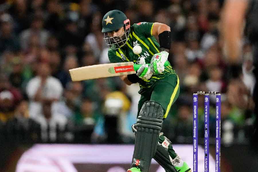 মহম্মদ রিজ়ওয়ান— ব্যাট হাতে অধিনায়ককে যোগ্য সঙ্গ দিয়েছেন রিজ়ওয়ান। বাবরের সঙ্গে তাঁর পার্টনারশিপই বিশ্বকাপের লড়াই থেকে ছিটকে দিল নিউজ়িল্যান্ডকে। ৪৩ বলে ৫৭ রানের গুরুত্বপূর্ণ ইনিংস খেলেছেন তিনি। ৫টি বাউন্ডারি মেরেছেন রিজ়ওয়ান। তাঁর প্রাপ্য নম্বরও ৮।