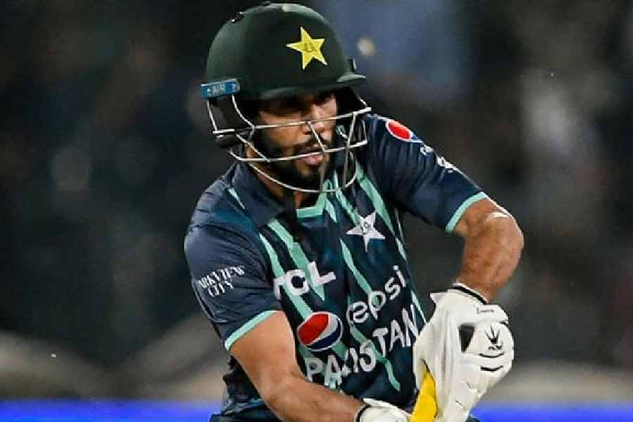 মহম্মদ হ্যারিস— বাবর আউট হয়ে যাওয়ার পর রিজ়ওয়ানের সঙ্গে পাক ইনিংসের হাল ধরেন হ্যারিস। তাঁদের সামনে নিউজ়িল্যান্ডের বোলিং একেবারেই সাদামাটা লেগেছে। শেষ দিকে পর পর চার আর ছয় মেরে পাকিস্তানকে জয়ের দিকে এগিয়ে দেন তিনি। তবে দলকে জিতিয়ে ফিরতে পারেননি। শেষ ওভারের আগে জয়ের জন্য ২ রান বাকি থাকতে সহজ ক্যাচ তুলে দেন ফিল্ডারের হাতে। তিনি করেছেন ২৬ বলে ৩০ রান। তাঁর প্রাপ্য নম্বর ৭। 