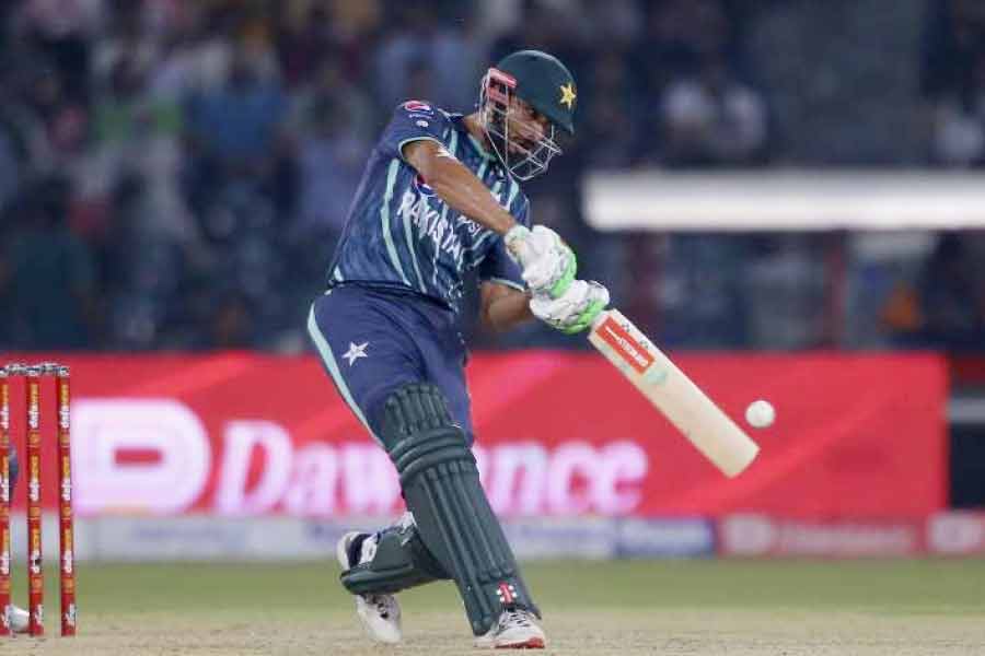 শান মাসুদ— ব্যাট হাতে তাঁকে খুব একটা কিছু করতে হয়নি। রিজ়ওয়ান, হ্যারিসদের সাজিয়ে দিয়ে যাওয়া ইনিংসে জয়ের রানটুকু তুলেছেন। সেমিফাইনালে শান মাসুদের নামের পাশে রয়েছে ৪ বলে ৩ রান। তাঁর প্রাপ্য নম্বর ৫।