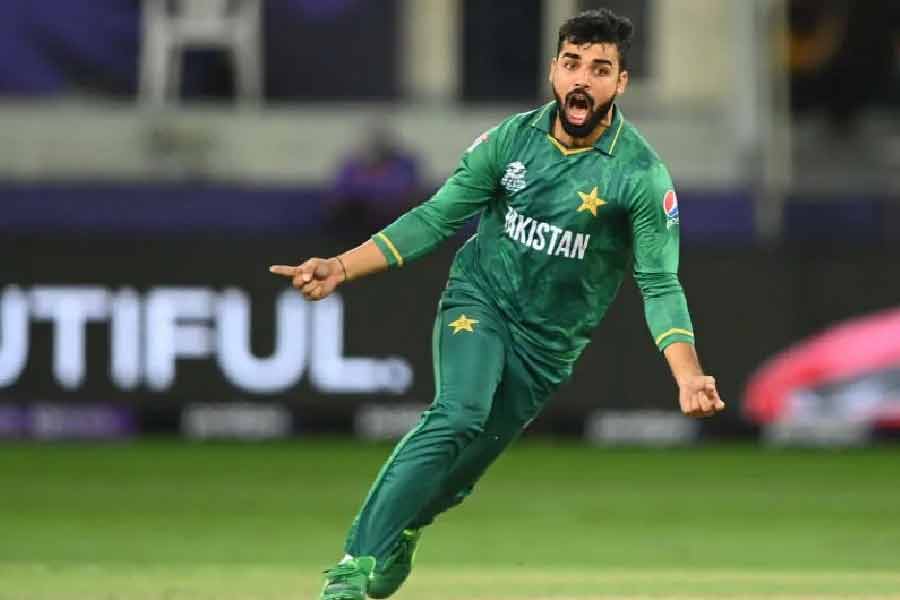 শাদাব খান— সেমিফাইনালে পাকিস্তানের হয়ে তুলনামূলক বেশি রান দিয়েছেন শাদাব খান। তাঁর ৪ ওভারে ৩৩ রান পেয়েছে নিউজ়িল্যান্ড। ইকোনমি রেট ৮.২৫। একটিও উইকেট পাননি। তবে বিপক্ষের ওপেনার ডেভন কনওয়েকে রান আউটে ফিরিয়েছেন শাদাব। তাঁর প্রাপ্য নম্বর ৬।