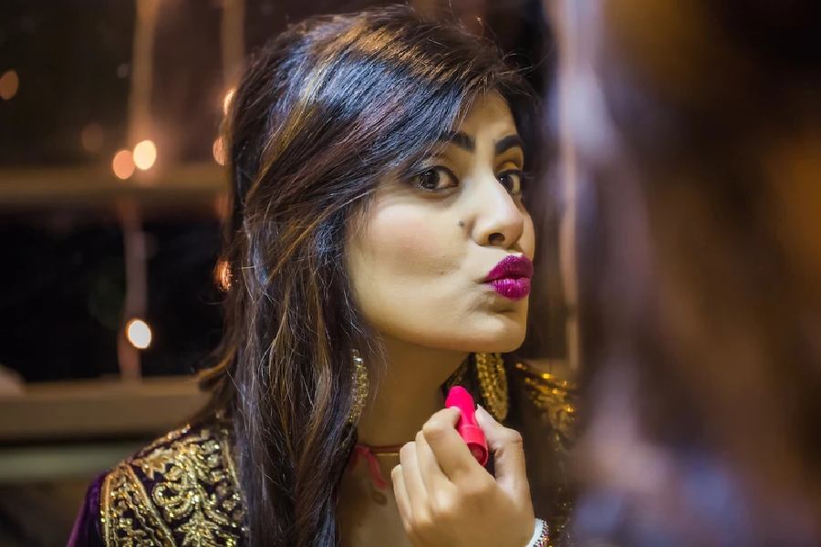 ক্রিকেটারের স্ত্রী— বললেই একটা প্রথাগত ধারণা, প্রচলিত ছবি মাথায় আসে কিন্তু রিভাবা জাডেজার জীবনধারা বলছে, তিনি সেই বাঁধাগতে পড়েন না। ‘পদ্মাবত’ সিনেমার বিরোধিতায় পথে নেমেছিলেন তিনি। বিজেপির অনেকে বলেন, রাজপুত নারী রিভাবাও একজন ‘পদ্মাবতী’।