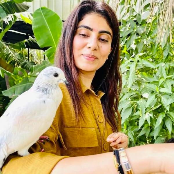 ক্রিকেটারদের স্ত্রী আবার স্ব-পরিচয়েও পরিচিত— এমন উদাহরণ কম নেই ভারতীয় ক্রিকেটে। শর্মিলা ঠাকুর, অনুষ্কা শর্মা, সাগরিকা গাটজে, হেজেল কিচ, গীতা বসরারা তেমন উদাহরণ। রিভাবা এঁদের থেকে খানিকটা আলাদা। 