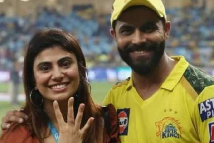 স্বামী যখন মাঠে তখন তাঁকে গ্যালারি থেকে উৎসাহ জোগাতে যেমন দেখা যায়, তেমনই অন্য সময়ে তাঁকে দেখা যায় গুজরাতের গ্রামের রাস্তায় সাধারণ শাড়ি পরে মাথায় ঘোমটা টেনে বাড়ি বাড়ি ঘুরে বেড়াতে। 