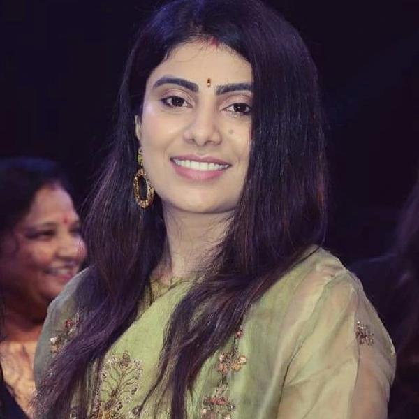 নিজেকে রাজপুত নারী বলে পরিচয় দিতে পছন্দ করেন রিভাবা। নিজের সম্প্রদায়ের প্রতি তাঁর একটা জোরালো আবেগ রয়েছে। রিভাবার রাজনীতিতে পদার্পণ সেই আবেগ থেকেই। 