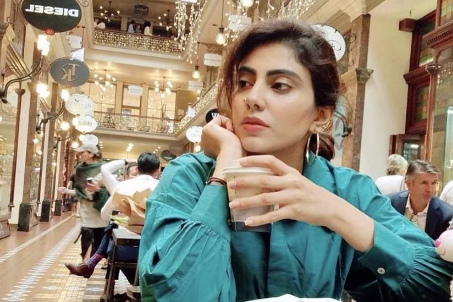 রিভাবার বয়স তখন ২৮। তত দিনে জাডেজার সঙ্গে বিয়েও হয়ে গিয়েছে। কোলে বছর খানেকের কন্যাসন্তান। সক্রিয় রাজনীতিতে সেই থেকেই হাঁটা শুরু রিভাবার। যা আজ তাঁকে এনে দাঁড় করিয়েছে গুজরাত বিধানসভা নির্বাচনে এক উন্নততর রাজনৈতিক কেরিয়ারের সামনে। 