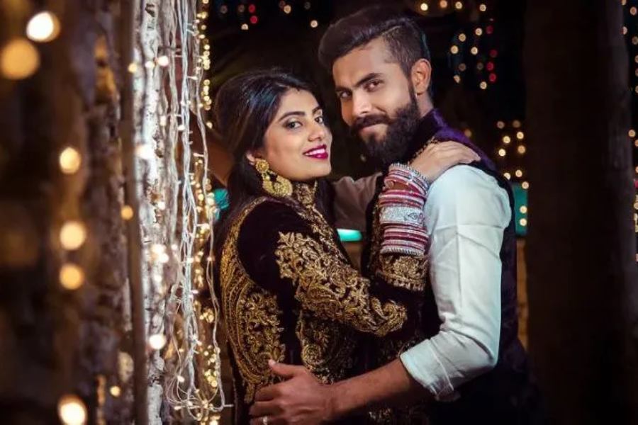 রিভাবা জানিয়েছেন, তিনি রাজনীতিতে আসবেন এমন ভাবেনইনি কখনও। ইঞ্জিনিয়ারিং পড়েছেন। ঠিক করেছিলেন সরকারি আমলা হওয়ার পরীক্ষায় বসবেন। প্রস্তুতিও নিচ্ছিলেন। কিন্তু ২০১৬ সালে যখন জাডেজার সঙ্গে দেখা হল, তার পর সব বদলে গেল। 