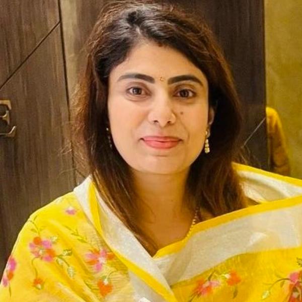 করণী সেনার বিক্ষোভে অংশ নেওয়ার পরই সক্রিয় রাজনীতিতে আগ্রহী হন রিভাবা। করণী সেনার তরফেও তাঁকে গুজরাতের মহিলা শাখার প্রধান পদে বসানো হয়। 