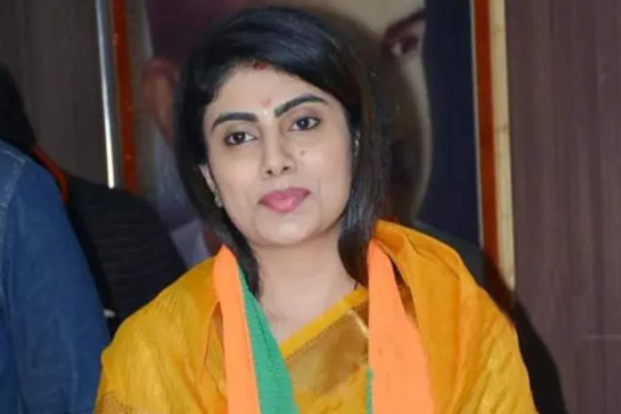 মূল ধারার রাজনীতিতে রিভাবার পদার্পণ ২০১৯ সালে লোকসভা নির্বাচনের আগে। লোকসভা নির্বাচনের প্রচারে গুজরাতে প্রধানমন্ত্রী নরেন্দ্র মোদীর সফরের ঠিক একদিন আগে বিজেপিতে যোগ দেন তিনি। দিন কয়েকের মাথায় স্বামী জাডেজাকে সঙ্গে নিয়ে মোদীর সঙ্গে তাঁর দিল্লির বাসভবনে গিয়ে দেখা করেন।