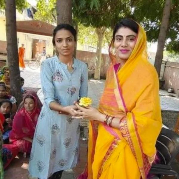 সেই শুরু তার পর থেকে গত তিন বছর ধরে রাজনীতির কাজ করে গিয়েছেন রিভাবা। বিজেপির নেত্রী হিসাবে জনপ্রিয়ও হয়েছেন।