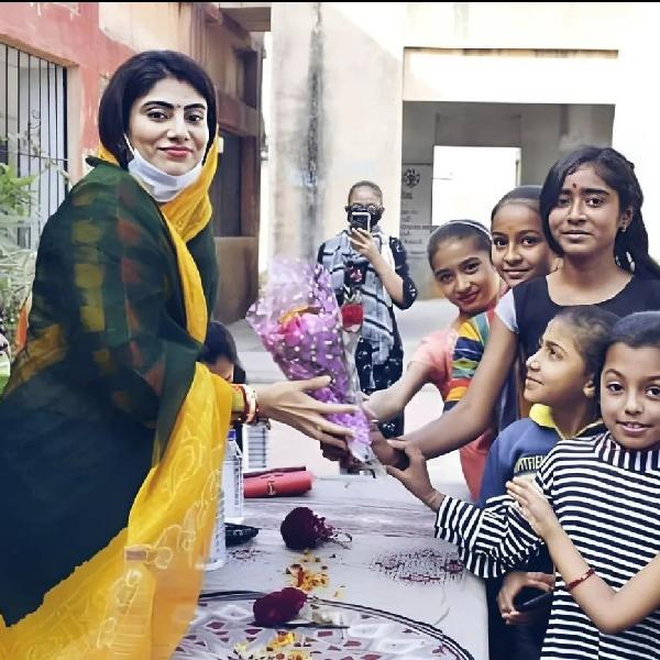 রাজকোটে স্বামী জাডেজার রেস্তরাঁ দেখাশোনা করেন তিনিই। তার ফাঁকেই মেয়েকে সামলে সময় মতো পৌঁছে যান দলের সমাজসেবামূলক কর্মসূচিতে। গ্রামের মানুষদের বোঝান সরকারি প্রকল্পের উপকারিতা। বাড়িয়ে দেন সাহায্যের হাত। গুজরাতের গ্রামের রাস্তায় কপালে সিঁদুর, টিপ, মাথায় ঘোমটা টানা সেই রিভাবা তখন ক্রিকেটার জাডেজার স্ত্রী নন। রেস্তরাঁর ব্যবসায়ীও নন। তখন তিনি রাজপুত নারী। যে নিজের সম্প্রদায়ের উন্নতির জন্য পদ্মাবতীর মতো আগুনে ঝাঁপাতে প্রস্তুত।