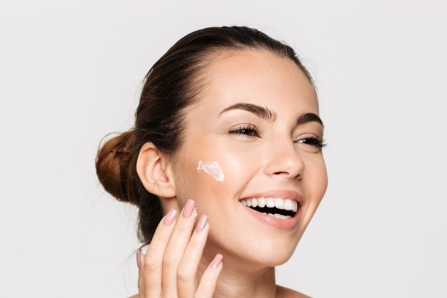 অনেকেই ঝলমলে ত্বক পেতে নামী-দামি কিছু প্রসাধনীর ব্যবহার করে থাকেন। 