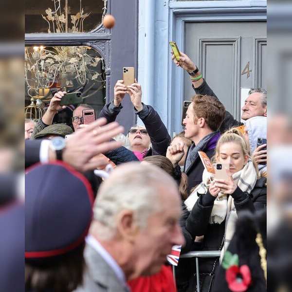 চার্লস অন্য দিকে তাকিয়েছিলেন, প্রথমটায় তাই বুঝতে পারেননি। কিন্তু এর পর একের পর এক ডিম উড়ে আসতে থাকে রাজাকে লক্ষ্য করে। 