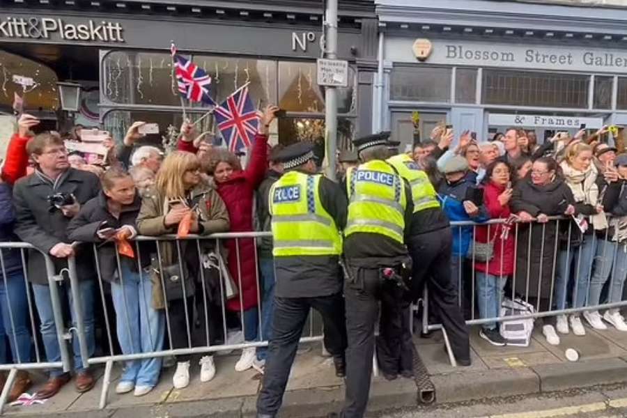 রাস্তার ধারে নিজের দোকানে দাঁড়িয়ে গোটা ঘটনাটি দেখছিলেন এক মহিলা। কে ডিম ছুড়ছে তা-ও দেখতে পাচ্ছিলেন তিনি। কিন্তু আক্রমণকারীকে থামানো তো দূর, ভিড় এড়িয়ে তাঁর কাছে পৌঁছতেই পারছিলেন না। 