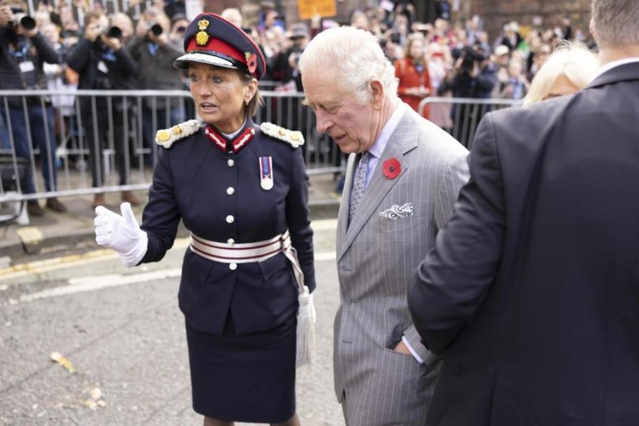 পুলিশকে ওই প্রত্যক্ষদর্শী জানিয়েছেন, হামলাকারীকে মোট পাঁচটি ডিম ছুড়তে দেখেছিলেন তিনি। তাঁর দাবি, রাজা-রানি কাছাকাছি আসতেই মুখে অদ্ভুত শব্দ করতে শুরু করেন ওই হামলাকারী। তার পরই একের পর এক ডিম ছুড়তে থাকেন। যদিও তাতে রাজার হাবভাবে কোনও পরিবর্তন হয়নি। লক্ষ্যভ্রষ্ট ডিমগুলি রাজার ধারে পাশেও এসে পৌঁছয়নি। 