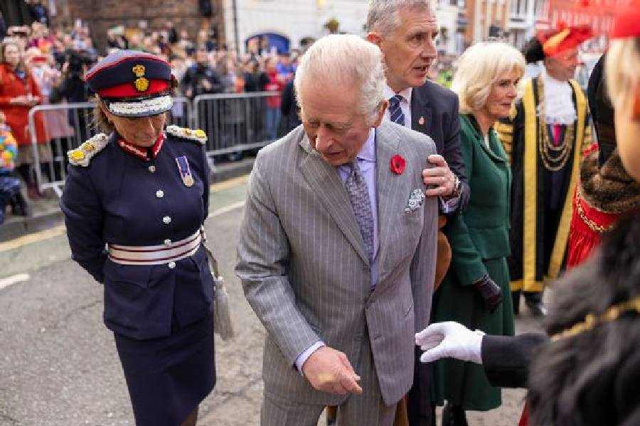 পরে অবশ্য রাস্তায় এসে পড়া ফাটা ডিম মাথা নিচু করে দেখতে দেখা গিয়েছে তাঁকে। কিন্তু তার বেশি কোনও প্রতিক্রিয়া পাওয়া যায়নি। 