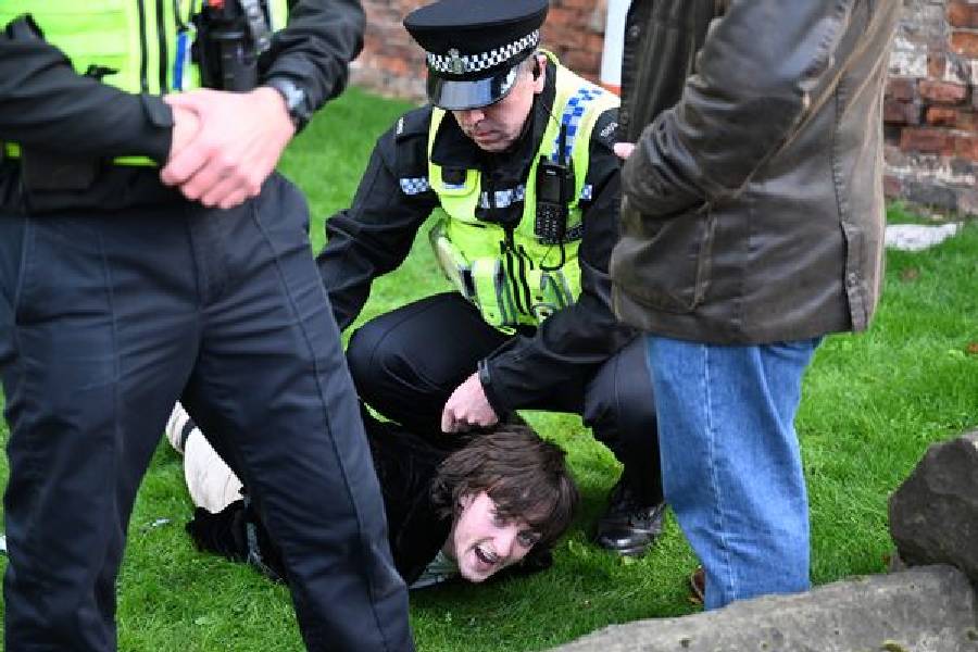 পুলিশ এই ঘটনায় ওই হামলাকারী যুবককে গ্রেফতার করেছে।