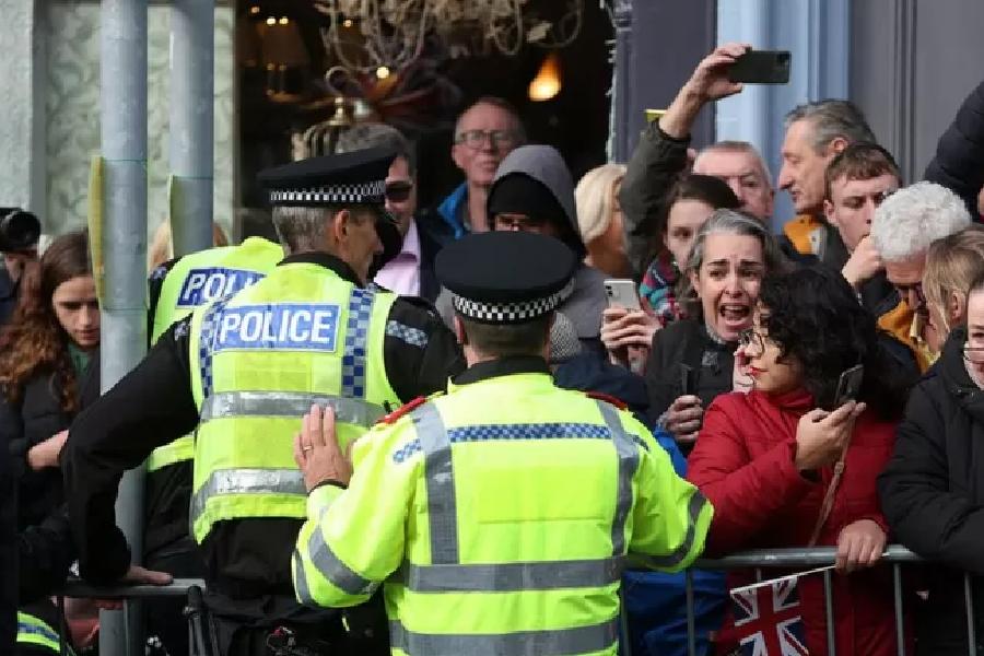 প্রত্যক্ষদর্শীরা জানিয়েছেন, গোটা ঘটনাটাই ঘটেছে কয়েক মিনিটের মধ্যে। নিরাপত্তারক্ষীরা দ্রুত ওই যুবককে চিহ্নিত করে তাঁকে ভিড় থেকে আলাদা করে এক পাশে নিয়ে আসে। 